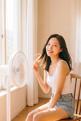 계절 감정 컨셉 모션 표정 사람 라이프 빛 가전제품 감각 CG 파일형식 AI포토 여름 선풍기 여자 방 미소 밝음 햇빛 앉기 행복 일상 생활 휴식 편안함 편집이미지 편집실사 JPG 의료성형뷰티 AI인물포토 AI콘텐츠