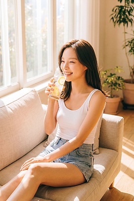 JPG 식물 편집이미지 여자 음료 웃음 앉기 일상 여름 소파 햇빛 방 마시기 레몬 즐거움 여신 의료성형뷰티 편집실사 AI인물포토 AI콘텐츠 계절 감정 의자 과일 모션 표정 사람 라이프 빛 CG 파일형식 AI포토 가구 생활 생활용품 오브젝트