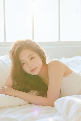 주간 헤어스타일 감정 컨셉 의자 모션 표정 사람 라이프 빛 감각 CG 파일형식 AI포토 여자 소파 방 햇빛 웃음 편안함 포즈 분위기 눕기 긴머리 행복 일상 편집이미지 편집실사 JPG 아침 의료성형뷰티 AI인물포토 AI콘텐츠