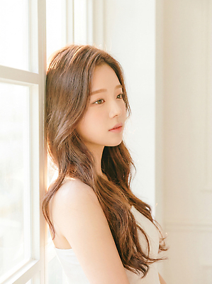 주간 헤어스타일 컨셉 창문 사람 내부 라이프 생활 빛 CG 생태계 파일형식 AI포토 창가 여자 생각 일상 실내 긴머리 우아함 자연 편집이미지 편집실사 JPG 아침 햇빛 의료성형뷰티 AI인물포토 AI콘텐츠