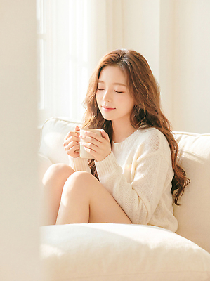 주간 식기 음료 컨셉 의자 사람 라이프 빛 감각 CG 파일형식 AI포토 여자 커피 방 소파 햇빛 생각 컵 편안함 일상 차분 따뜻함 힐링 생활 편집이미지 편집실사 JPG 아침 의료성형뷰티 AI인물포토 AI콘텐츠