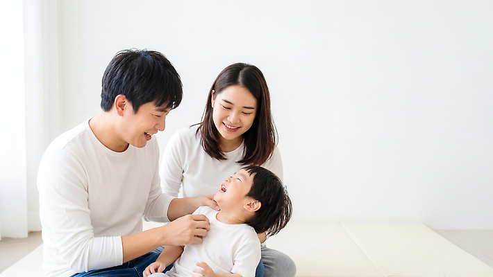 남자 감정 어린이 컨셉 가족 관계 표정 말하기 사람 CG 파일형식 AI포토 부모 웃음 놀이 대화 거실 행복 분위기 사랑 즐거움 소통 편집이미지 편집실사 JPG 의료성형뷰티 소년 여자 AI인물포토 AI콘텐츠