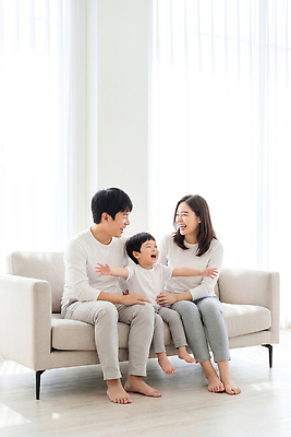 남자 감정 어린이 컨셉 의자 가족 관계 표정 말하기 사람 내부 라이프 CG 파일형식 AI포토 소파 대화 웃음 부모 행복 실내 함께함 즐거움 일상 편집이미지 편집실사 JPG 의료성형뷰티 소년 여자 AI인물포토 AI콘텐츠