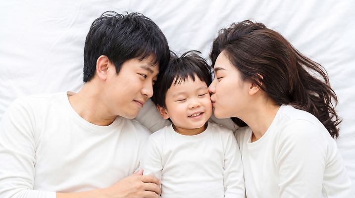 커플 남자 감정 어린이 가구 컨셉 관계 표정 사람 CG 애정표현 파일형식 AI포토 부부 침대 웃음 사랑 가족 키스 행복 함께함 즐거움 생활 편집이미지 편집실사 JPG 의료성형뷰티 소년 여자 AI인물포토 AI콘텐츠