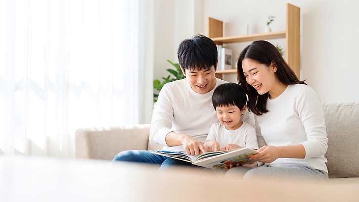 교육 남자 감정 어린이 컨셉 의자 가족 관계 모션 말하기 사람 내부 CG 파일형식 AI포토 소파 부모 책 읽기 이야기 함께함 즐거움 학습 관심 표정 대화 실내 편집이미지 편집실사 JPG 의료성형뷰티 소년 여자 AI인물포토 AI콘텐츠