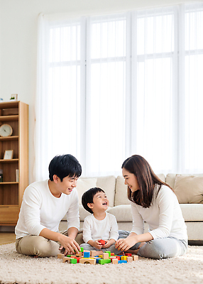 남자 감정 어린이 컨셉 가족 관계 표정 사람 CG 파일형식 AI포토 놀이 부모 거실 장난감 즐거움 웃음 함께함 행복 아기 주말 편집이미지 편집실사 JPG 의료성형뷰티 소년 여자 AI인물포토 AI콘텐츠