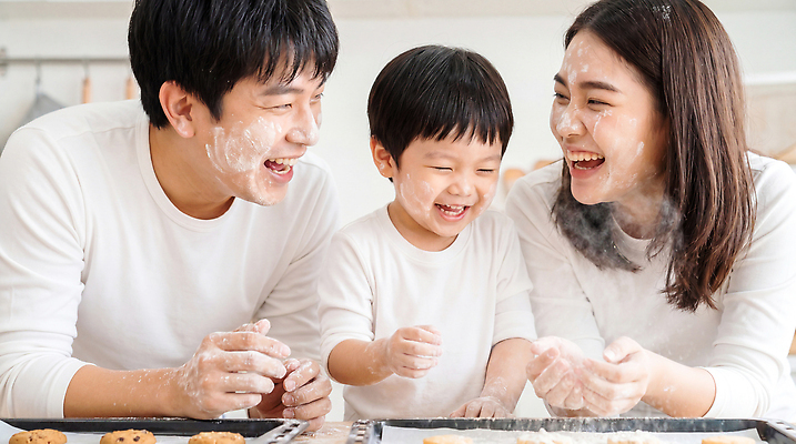 남자 어린이 음식 컨셉 가족 관계 모션 디저트 표정 사람 내부 가루 CG 파일형식 AI포토 쿠키 요리 주방 부모 웃음 밀가루 함께함 만들기 실내 놀이 편집이미지 편집실사 JPG 의료성형뷰티 소년 여자 AI인물포토 AI콘텐츠
