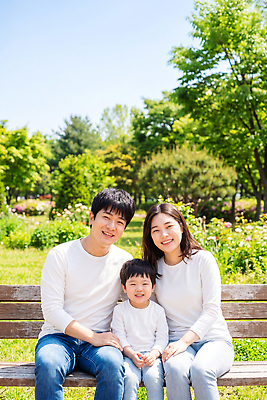식물 계절 공공시설 남자 감정 어린이 의자 관계 표정 사람 CG 생태계 파일형식 AI포토 가족 공원 벤치 남편 아내 미소 나무 꽃 여름 주말 야외 행복 자연 편집이미지 편집실사 JPG 의료성형뷰티 소년 여자 AI인물포토 AI콘텐츠