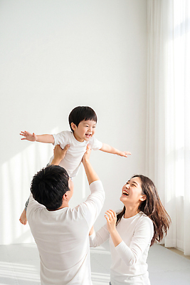 남자 감정 어린이 가족 관계 놀이 표정 사람 내부 CG 파일형식 AI포토 비행기놀이 부모 행복 웃음 자녀 실내 즐거움 편집이미지 편집실사 JPG 의료성형뷰티 소년 여자 AI인물포토 AI콘텐츠