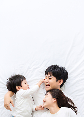 남자 감정 어린이 가구 컨셉 가족 관계 모션 표정 사람 CG 파일형식 AI포토 부모 침대 놀기 웃음 즐거움 일과 행복 사랑 함께함 편집이미지 편집실사 JPG 의료성형뷰티 소년 여자 AI인물포토 AI콘텐츠