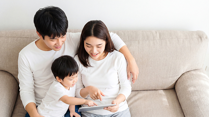 남자 감정 어린이 컬러 컨셉 의자 가족 관계 말하기 사람 손짓 전자제품 스마트기기 CG 파일형식 AI포토 소파 태블릿 아빠 엄마 함께함 대화 가리킴 즐거움 흰색 방 거실 편집이미지 편집실사 JPG 의료성형뷰티 소년 여자 AI인물포토 AI콘텐츠