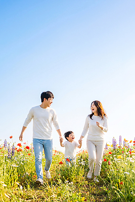 남자 꽃 감정 어린이 가족 관계 모션 날씨 표정 사람 CG 생태계 파일형식 AI포토 꽃밭 걷기 즐거움 부모 손잡기 웃음 자연 하늘 맑음 주말 행복 놀이 편집이미지 편집실사 JPG 의료성형뷰티 소년 여자 AI인물포토 AI콘텐츠