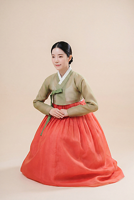 JPG 편집이미지 전통 여자 문화 포즈 한국 앉기 설날 추석 새해인사 절 우아함 무릎꿇기 한복 의료성형뷰티 편집실사 AI인물포토 AI콘텐츠 한국전통 명절 아시아 컨셉 모션 새해 사람 인사 전통의상 CG 파일형식 AI포토 기념일 나라 예절 이벤트