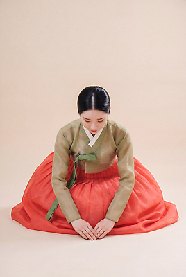 JPG 편집이미지 전통 여자 문화 한국 고개숙이기 설날 추석 새해인사 예절 절 한복 의료성형뷰티 편집실사 AI인물포토 AI콘텐츠 한국전통 명절 아시아 새해 숙이기 사람 인사 전통의상 CG 파일형식 AI포토 기념일 나라 포즈 이벤트