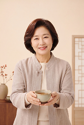 명절 음료 표정 사람 성인 감각 CG 파일형식 AI포토 차 여자 미소 편안함 안내 전통 따뜻함 마음 편집이미지 편집실사 JPG 중년 추석 의료성형뷰티 AI콘텐츠 AI인물포토