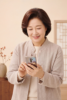 명절 아시아 표정 사람 성인 내부 핸드폰 스마트기기 CG 파일형식 AI포토 여자 스마트폰 웃음 확인 정보 기술 한국 실내 편집이미지 편집실사 JPG 중년 추석 의료성형뷰티 AI콘텐츠 AI인물포토