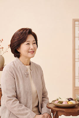 식기 명절 감정 모션 탁자 떡 표정 사람 성인 CG 파일형식 AI포토 소반 송편 여자 미소 접시 앉기 웃음 옷 문화 행복 편집이미지 편집실사 JPG 중년 추석 의료성형뷰티 AI콘텐츠 AI인물포토