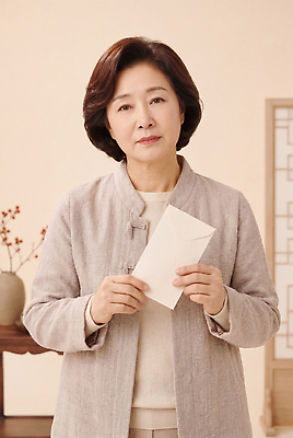 명절 모션 봉투 선물 사람 성인 추석 CG 파일형식 명절선물 AI포토 추석선물 돈봉투 용돈 여자 편지 생각 표정 공간 장식 서기 편집이미지 편집실사 JPG 중년 의료성형뷰티 AI콘텐츠 AI인물포토