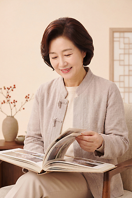 명절 컨셉 사람 성인 내부 감각 CG 파일형식 AI포토 추억 구경 사진 앨범 여자 책 실내 편안함 문화 감상 편집이미지 편집실사 JPG 중년 추석 의료성형뷰티 AI콘텐츠 AI인물포토
