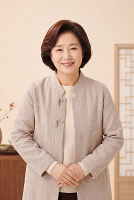 명절 아시아 생활용품 표정 사람 성인 내부 감각 CG 파일형식 AI포토 중년 여자 미소 실내 장식 가구 편안함 한국 편집이미지 편집실사 JPG 추석 의료성형뷰티 AI콘텐츠 AI인물포토