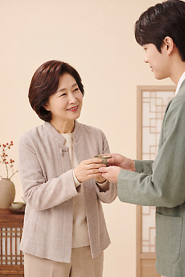 식기 명절 음료 가족 표정 사람 성인 라이프 CG 파일형식 AI포토 차 남자 엄마 아들 컵 웃음 친목 정 일상 따뜻함 편집이미지 편집실사 JPG 여자 중년 추석 의료성형뷰티 AI콘텐츠 AI인물포토