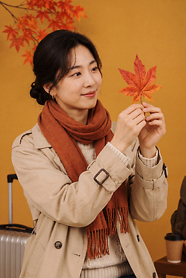 JPG 편집이미지 손 여자 여행 단풍 사람 스카프 코트 가을옷 의료성형뷰티 편집실사 AI인물포토 AI콘텐츠 옷 잎 신체부위 목도리 외투 가을 CG 파일형식 AI포토 식물 잡화 계절 상의