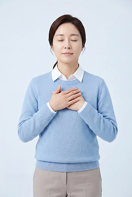 컨셉 사람 성인 신체부위 질병 CG 파일형식 AI포토 여자 가슴 차분 호흡 명상 집중 편집이미지 편집실사 JPG 당뇨병 중년 의료성형뷰티 AI콘텐츠 AI인물포토