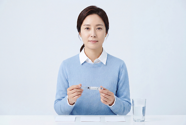 자연요소 식기 뷰포인트 의학 의료기기 모션 사람 성인 질병 CG 파일형식 AI포토 주사기 여자 물 잔 방 앉기 앞모습 건강 치료 약 편집이미지 편집실사 JPG 당뇨병 중년 의료성형뷰티 AI콘텐츠 AI인물포토