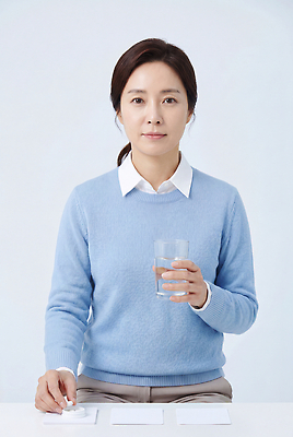 자연요소 식기 컬러 상의 모션 사람 성인 질병 CG 파일형식 AI포토 물 컵 스웨터 파란색 앉기 들기 편집이미지 편집실사 JPG 당뇨병 여자 중년 의료성형뷰티 AI콘텐츠 AI인물포토