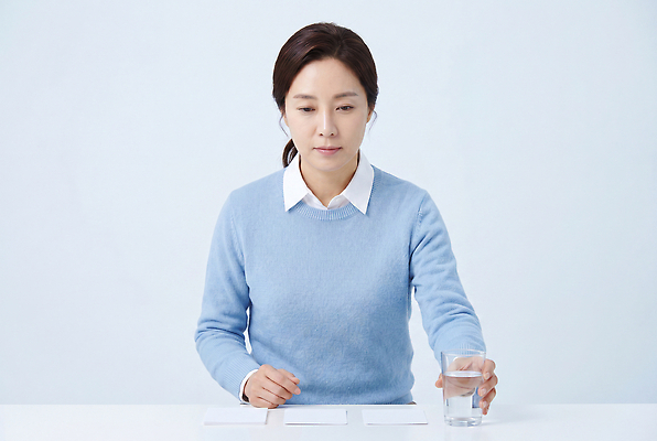자연요소 식기 컨셉 사람 성인 컵 질병 CG 파일형식 AI포토 여자 물컵 공간 집중 생각 포즈 차분 물 잔 편집이미지 편집실사 JPG 당뇨병 중년 의료성형뷰티 AI콘텐츠 AI인물포토