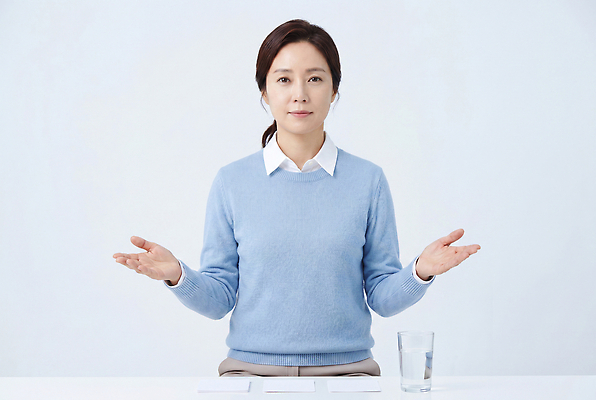 자연요소 식기 상의 사람 성인 파란색 질병 CG 파일형식 AI포토 여자 하늘색 스웨터 물 컵 포즈 편집이미지 편집실사 JPG 당뇨병 중년 의료성형뷰티 AI콘텐츠 AI인물포토