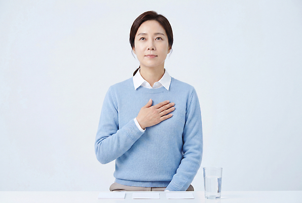 자연요소 식기 컬러 상의 모션 사람 성인 신체부위 질병 CG 파일형식 AI포토 여자 가슴 앉기 스웨터 파란색 잔 물 포즈 공간 심리 편집이미지 편집실사 JPG 당뇨병 중년 의료성형뷰티 AI콘텐츠 AI인물포토