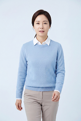 감정 컬러 상의 모션 표정 사람 성인 질병 CG 파일형식 AI포토 여자 걷기 스웨터 파란색 자신감 스타일 포즈 미소 모던 편집이미지 편집실사 JPG 당뇨병 중년 의료성형뷰티 AI콘텐츠 AI인물포토