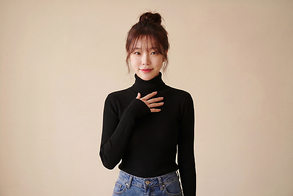 JPG 편집이미지 옷 여자 포즈 상의 미소 사람 캐주얼 가을 가슴 터틀넥 의료성형뷰티 스타일 편집실사 AI인물포토 AI콘텐츠 계절 표정 신체부위 스웨터 CG 파일형식 AI포토