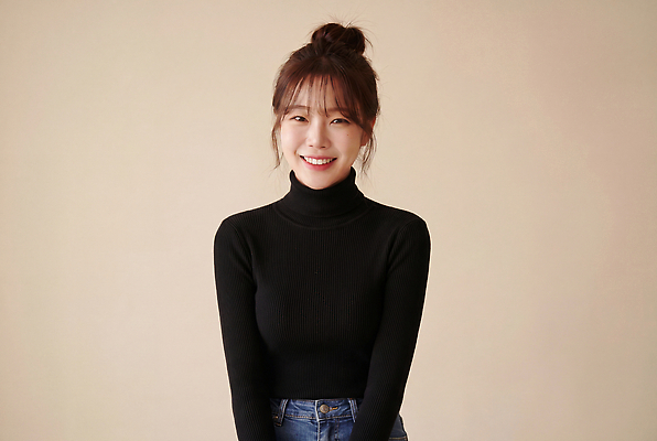 JPG 편집이미지 여자 패션 표정 미소 웃음 일상 캐주얼 가을 청바지 터틀넥 부드러움 의료성형뷰티 스타일 편집실사 AI인물포토 AI콘텐츠 옷 계절 바지 사람 라이프 감각 스웨터 CG 파일형식 AI포토 상의 하의 생활