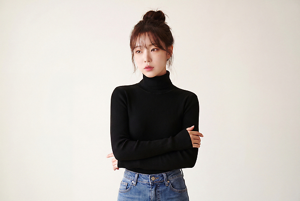 JPG 모델 편집이미지 여자 패션 포즈 상의 스튜디오 사람 캐주얼 가을 청바지 터틀넥 의료성형뷰티 편집실사 AI인물포토 AI콘텐츠 옷 계절 바지 스웨터 CG 파일형식 AI포토 하의