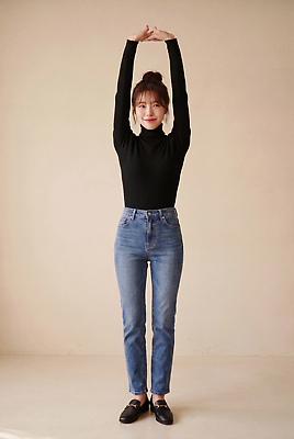 JPG 편집이미지 여자 벽 포즈 실내 표정 서기 캐주얼 머리카락 공간 가을 터틀넥 의료성형뷰티 스타일 편집실사 AI인물포토 AI콘텐츠 옷 계절 모션 사람 내부 머리 스웨터 CG 파일형식 AI포토 상의 신체부위