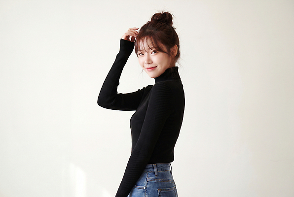 JPG 모델 편집이미지 여자 패션 포즈 상의 미소 일상 캐주얼 가을 청바지 터틀넥 의료성형뷰티 스타일 편집실사 AI인물포토 AI콘텐츠 옷 계절 바지 표정 사람 라이프 스웨터 CG 파일형식 AI포토 하의 생활
