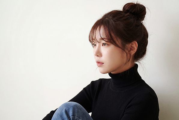 JPG 모델 편집이미지 여자 패션 포즈 생각 사람 일상 캐주얼 뷰티 가을 청바지 터틀넥 스웨터 니트 의료성형뷰티 스타일 편집실사 AI인물포토 AI콘텐츠 옷 계절 상의 바지 라이프 CG 파일형식 AI포토 하의 생활