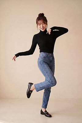 JPG 모델 편집이미지 여자 패션 포즈 스튜디오 웃음 캐주얼 가을 청바지 터틀넥 자태 의료성형뷰티 스타일 편집실사 AI인물포토 AI콘텐츠 옷 계절 바지 표정 사람 스웨터 CG 파일형식 AI포토 상의 하의