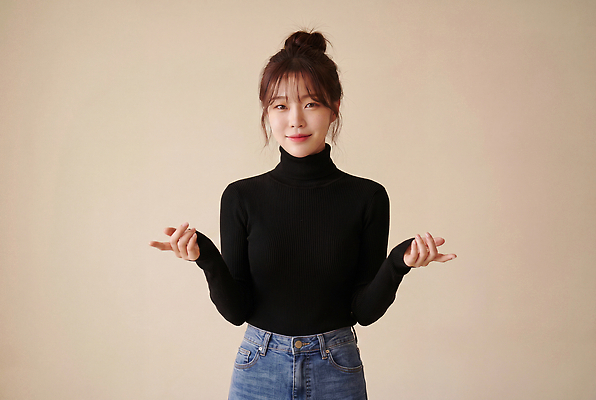 JPG 편집이미지 옷 여자 포즈 실내 미소 캐주얼 가을 청바지 편안함 터틀넥 스웨터 밝은색 의료성형뷰티 스타일 단순 편집실사 AI인물포토 AI콘텐츠 계절 상의 바지 표정 사람 내부 감각 CG 파일형식 AI포토 하의