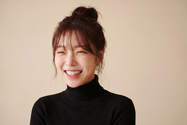 JPG 편집이미지 여자 감정 표정 미소 웃음 사람 캐주얼 가을 터틀넥 스웨터 의료성형뷰티 스타일 단순 편집실사 AI인물포토 AI콘텐츠 옷 계절 상의 CG 파일형식 AI포토