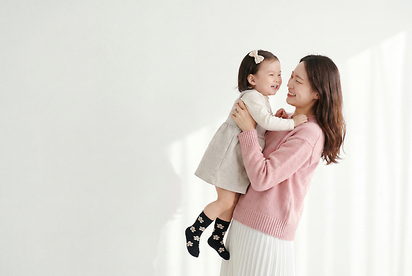 JPG 편집이미지 여자 행복 안기 모녀 실내 사랑 웃음 소녀 육아 즐거움 의료성형뷰티 편집실사 AI인물포토 AI콘텐츠 딸 감정 어린이 가족 모션 엄마 표정 사람 내부 CG 파일형식 AI포토 관계