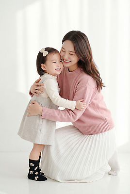 JPG 편집이미지 여자 행복 포옹 모녀 실내 사랑 웃음 소녀 빛 기쁨 육아 소통 의료성형뷰티 편집실사 AI인물포토 AI콘텐츠 딸 감정 어린이 컨셉 가족 안기 엄마 표정 사람 내부 CG 파일형식 AI포토 관계 모션
