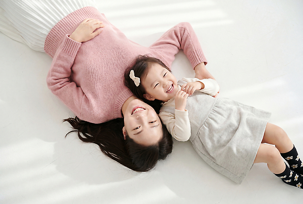 JPG 편집이미지 여자 행복 놀이 모녀 바닥 함께함 사랑 웃음 소녀 기쁨 육아 편안함 의료성형뷰티 편집실사 AI인물포토 AI콘텐츠 딸 감정 어린이 컨셉 가족 엄마 표정 사람 감각 CG 파일형식 AI포토 관계