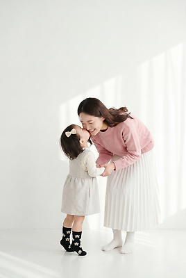 JPG 편집이미지 손 여자 행복 놀이 모녀 스튜디오 양말 사랑 웃음 소녀 육아 교감 의료성형뷰티 편집실사 AI인물포토 AI콘텐츠 딸 감정 어린이 가족 엄마 표정 사람 신체부위 CG 파일형식 AI포토 관계