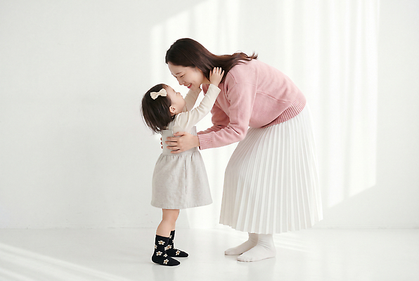 여자 딸 감정 어린이 컨셉 가족 안기 엄마 표정 사람 CG 파일형식 AI포토 사랑 포옹 웃음 함께함 즐거움 편집이미지 편집실사 JPG 육아 모녀 소녀 의료성형뷰티 AI인물포토 AI콘텐츠