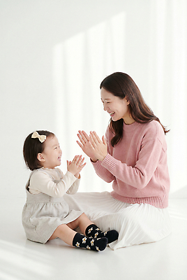 JPG 편집이미지 여자 행복 놀이 모녀 사랑 웃음 소녀 육아 손뼉 즐거움 의료성형뷰티 편집실사 AI인물포토 AI콘텐츠 딸 감정 어린이 가족 엄마 표정 사람 CG 파일형식 AI포토 관계
