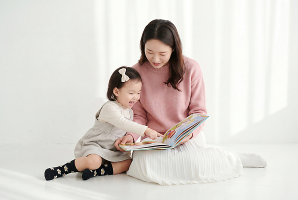 JPG 편집이미지 여자 모녀 바닥 표정 사랑 앉기 소녀 독서 공간 육아 가리킴 읽기 즐거움 동화책 소통 의료성형뷰티 편집실사 AI인물포토 AI콘텐츠 딸 감정 어린이 컨셉 가족 모션 엄마 사람 손짓 책 CG 파일형식 AI포토 관계