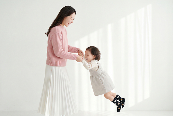 JPG 편집이미지 여자 행복 놀이 모녀 사랑 웃음 소녀 공중 손잡기 육아 연결 의료성형뷰티 편집실사 AI인물포토 AI콘텐츠 딸 감정 어린이 가족 모션 엄마 표정 사람 CG 파일형식 AI포토 관계